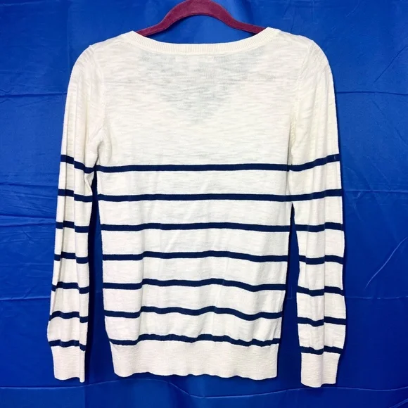 🔥2/$10 |•FOREVER 21•| Striped V-Neck Sweater Size Medium - Picture 3 of 4